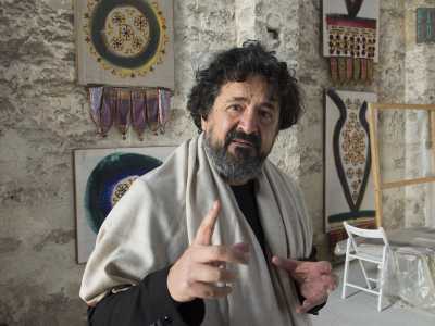 Un omone alto e ben piazzato, dai ricci capelli brizzolati e una folta barba grigia. Lui � attivo dal 1984 e si � fatto conoscere come pittore, scultore e architetto e organizza mostre un po� in tutto il mondo. Attualmente insegna design presso l'Accademia di Belle Arti di Bari